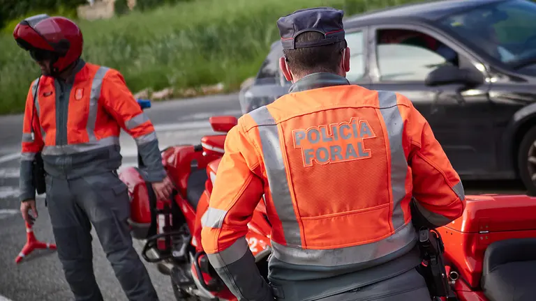La Policía Foral de Navarra realiza un control de narcotest realizado en Pamplona, Navarra, España, a 8 de mayo de 2020.

La Policía Foral de Navarra realiza un control de narcotest realizado en Pamplona, Navarra, España, a 8 de mayo de 2020.


8/5/2020