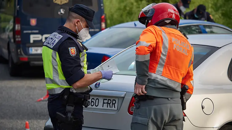 Un Policía Foral y un Policía Nacional intercambian impresiones e información durante un control de movilidad realizado en Pamplona, Navarra, España, a 8 de mayo de 2020.

Un Policía Foral y un Policía Nacional intercambian impresiones e información durante un control de movilidad realizado en Pamplona, Navarra, España, a 8 de mayo de 2020.


8/5/2020