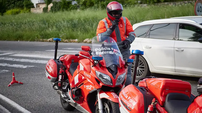 Un motorista de la Polic&iacute;a Foral de Navarra durante un control de narcotest realizado en Pamplona, Navarra, Espa&ntilde;a, a 8 de mayo de 2020.

Un motorista de la Polic&iacute;a Foral de Navarra durante un control de narcotest realizado en Pamplona, Navarra, Espa&ntilde;a, a 8 de mayo de 2020.