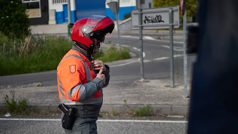 Un motorista de la Policía Foral de Navarra durante un control de narcotest realizado en Pamplona, Navarra, España, a 8 de mayo de 2020.

Un motorista de la Policía Foral de Navarra durante un control de narcotest realizado en Pamplona, Navarra, España, a 8 de mayo de 2020.


8/5/2020