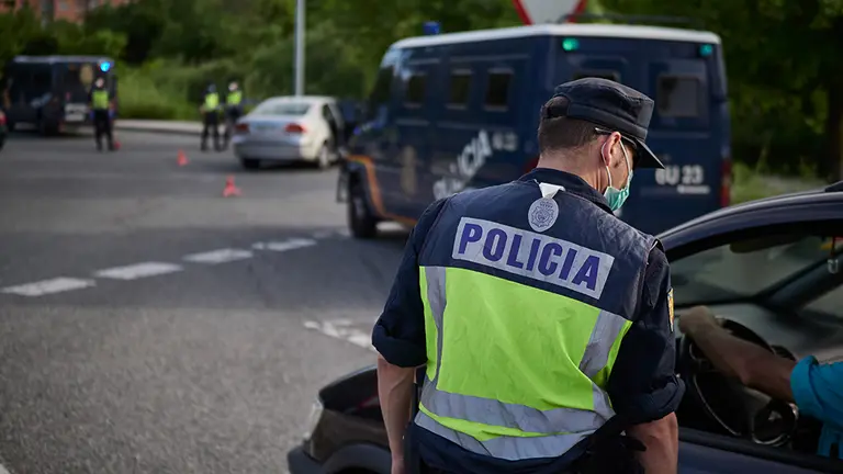 Un Policía Municipal de Pamplona identifica a una persona durante un control de movilidad realizado en Pamplona, Navarra, España, a 8 de mayo de 2020.

Un Policía Municipal de Pamplona identifica a una persona durante un control de movilidad realizado en Pamplona, Navarra, España, a 8 de mayo de 2020.


8/5/2020