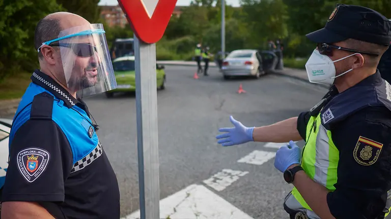 Un Policía Municipal y un Policía Nacional intercambian impresiones e información durante un control de movilidad realizado en Pamplona, Navarra, España, a 8 de mayo de 2020.

Un Policía Municipal y un Policía Nacional intercambian impresiones e información durante un control de movilidad realizado en Pamplona, Navarra, España, a 8 de mayo de 2020.


8/5/2020