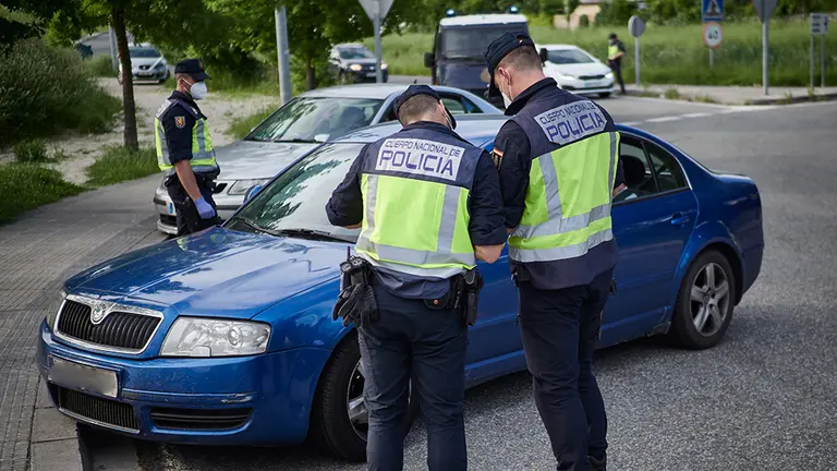 La Policía Nacional verifica los datos de un vehículo durante un control de movilidad realizado en Pamplona, Navarra, España, a 8 de mayo de 2020.

La Policía Nacional verifica los datos de un vehículo durante un control de movilidad realizado en Pamplona, Navarra, España, a 8 de mayo de 2020.


8/5/2020