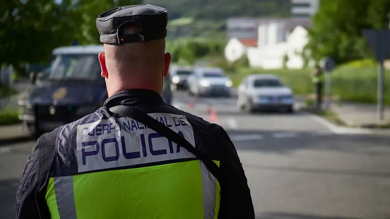 La Policía Nacional continúa realizando controles de movilidad en Pamplona, Navarra, España, a 8 de mayo de 2020.

La Policía Nacional continúa realizando controles de movilidad en Pamplona, Navarra, España, a 8 de mayo de 2020.


8/5/2020