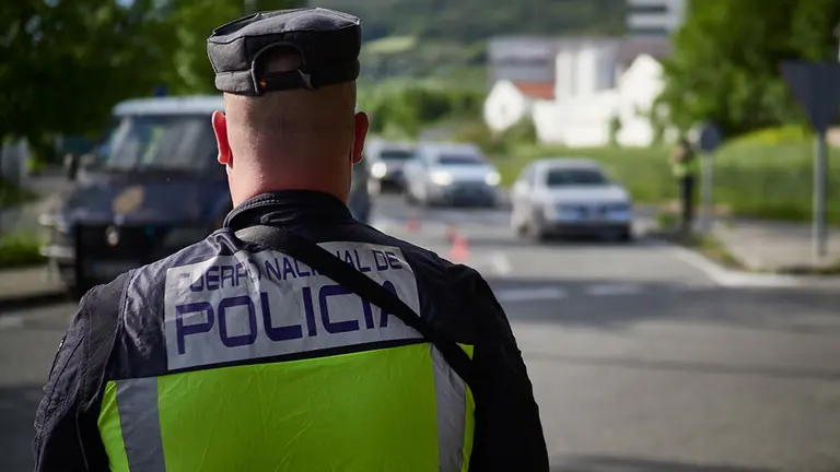 La Policía Nacional continúa realizando controles de movilidad en Pamplona, Navarra, España, a 8 de mayo de 2020.

La Policía Nacional continúa realizando controles de movilidad en Pamplona, Navarra, España, a 8 de mayo de 2020.


8/5/2020