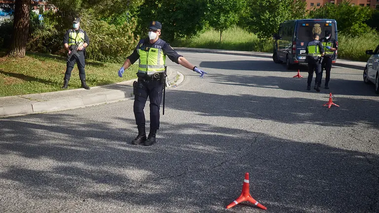 La Policía Nacional continúa realizando controles de movilidad en Pamplona, Navarra, España, a 8 de mayo de 2020.

La Policía Nacional continúa realizando controles de movilidad en Pamplona, Navarra, España, a 8 de mayo de 2020.


8/5/2020