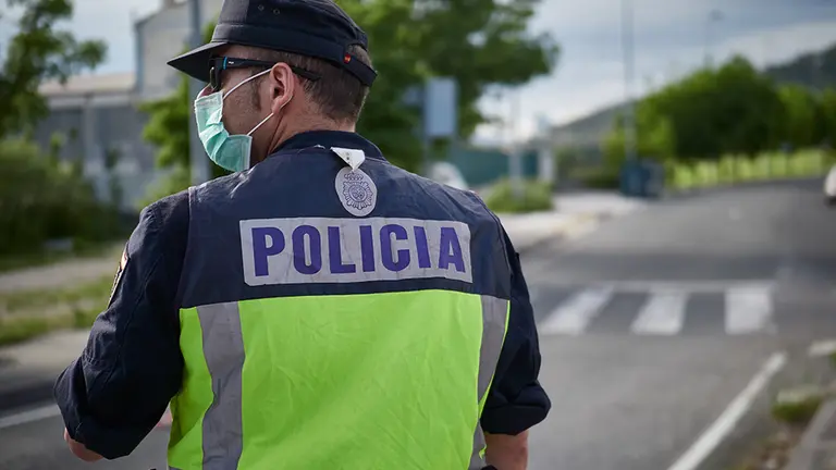 Un Policía Nacional protegido con mascarilla sanitaria durante un control de movilidad realizado en Pamplona, Navarra, España, a 8 de mayo de 2020.

Un Policía Nacional protegido con mascarilla sanitaria durante un control de movilidad realizado en Pamplona, Navarra, España, a 8 de mayo de 2020.


8/5/2020