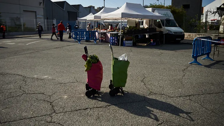 El mercadillo de Landaben vuelve por primera vez durante el Estado de alarma causado por el coronavirus. PABLO LASAOSA