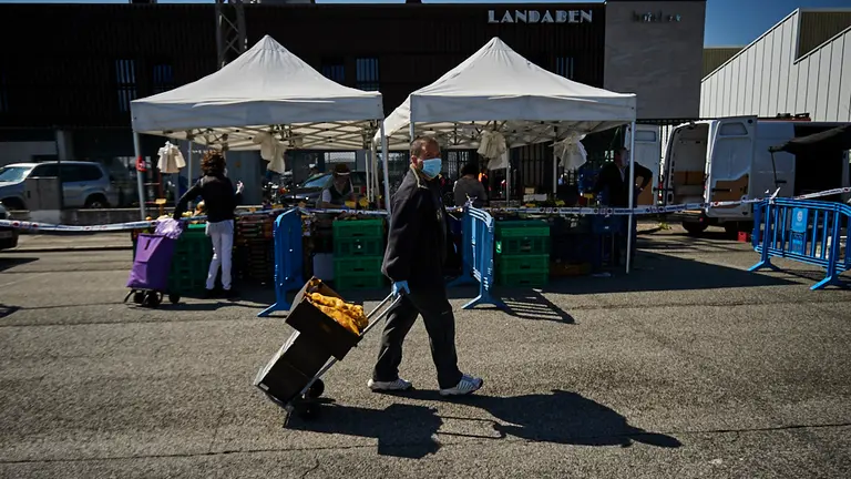 El mercadillo de Landaben vuelve por primera vez durante el Estado de alarma causado por el coronavirus. PABLO LASAOSA