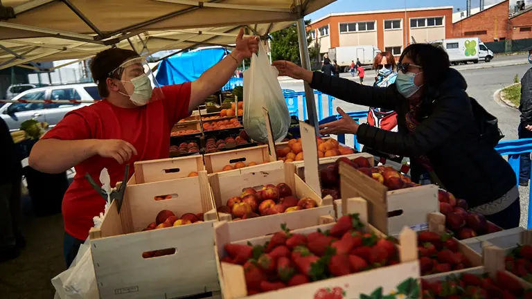 El mercadillo de Landaben vuelve por primera vez durante el Estado de alarma causado por el coronavirus. PABLO LASAOSA