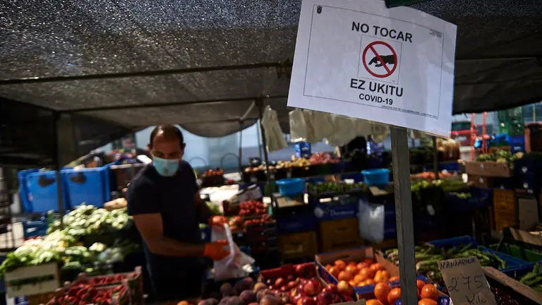 El mercadillo de Landaben vuelve por primera vez durante el Estado de alarma causado por el coronavirus. PABLO LASAOSA
