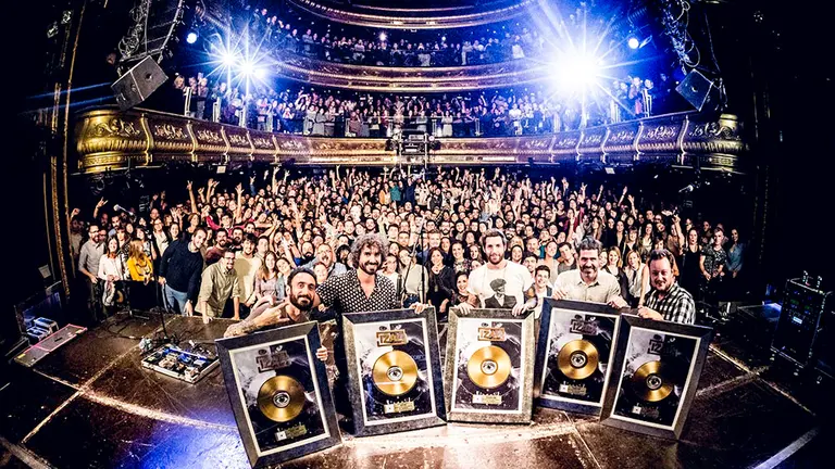 Mikel Izal recibe el Disco de Oro por vender más de 20.000 copias de Autoterapia

IZAL recibe el Disco de Oro por vender más de 20.000 copias de Autoterapia. Europa Press

  (Foto de ARCHIVO)

29/10/2018