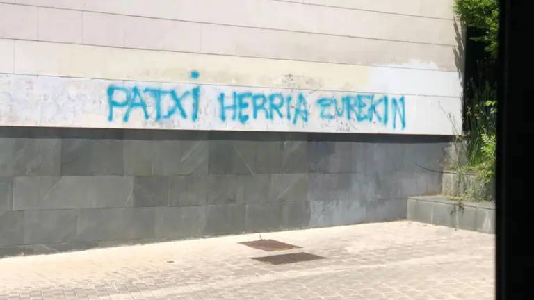 Pintadas a favor de etarras en el barrio pamplonés de la Chantrea (3) CEDIDA