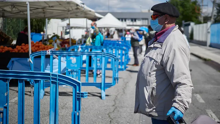 Una persona aguarda en cola para poder entrar en el mercadillo de Pamplona el primer dia de retorno de apertura, donde Policia Municipal, SAR Navarra y Proteccion civil se han encargado de controlar el aforo, repartir mscarillas y ayudar a los dueños de los puestos a prepararse contra el covid19. En Pamplona, Navarra, España, a 17 de mayo de 2020. Europa Press.