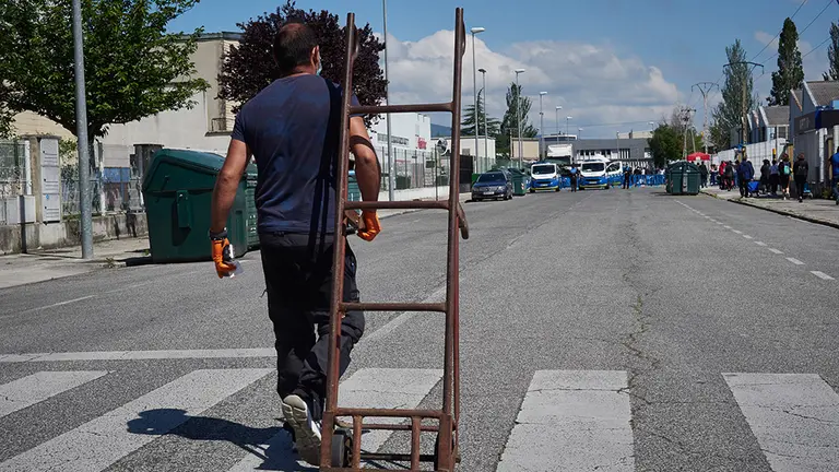 Un trabajador durante el primer dia de retorno de los puestos del mercadillo de Pamplona, donde Policia Municipal, SAR Navarra y Proteccion civil se han encargado de controlar el aforo, repartir mscarillas y ayudar a los dueños de los puestos a prepararse contra el covid19. En Pamplona, Navarra, España, a 17 de mayo de 2020. Europa Press.