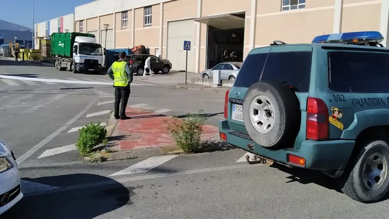 Agentes de la Guardia Civil acordonan la entrada de la empresa en la que se ha producido el accidente laboral en Beriáin. GUARDIA CIVIL