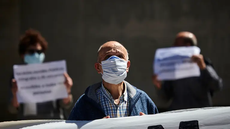 Los pensionistas se manifiestan en Pamplona por unas pensiones dignas. PABLO LASAOSA