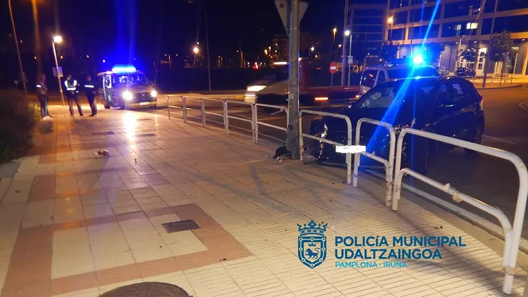 Imagen del vehículo siniestrado. POLICÍA MUNICIPAL DE PAMPLONA