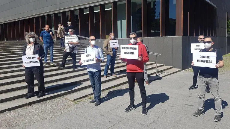 Varios trabajadores de las villavesas de Pamplona se concentran para protestar por las condiciones de trabajo impuestas durante la crisis del coronavirus CEDIDA