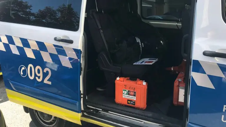 Un desfibrilador dentro de un vehículo de la Policía Municipal. TWITTER POLICÍA MUNICIPAL
