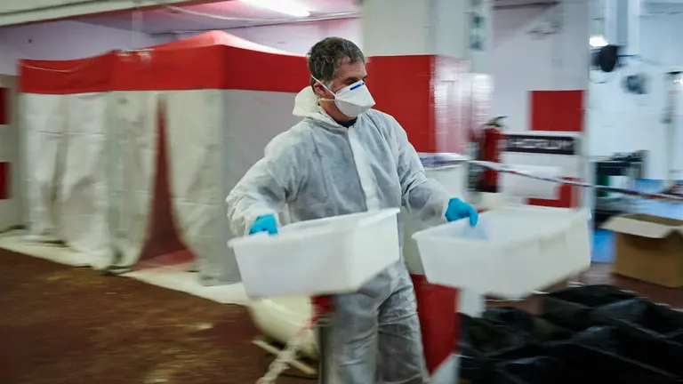 Un voluntario de SAR Navarra tras la desinfección por ozono. PABLO LASAOSA