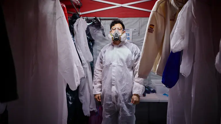 Nando, voluntario de SAR Navarra se viste para realizar una desinfección. PABLO LASAOSA