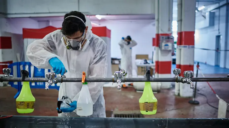 Un voluntario de SAR Navarra desinfecta unas gafas. PABLO LASAOSA