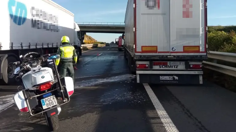 Arde sin heridos el motor de un camión a la altura de Tafalla. GUARDIA CIVIL