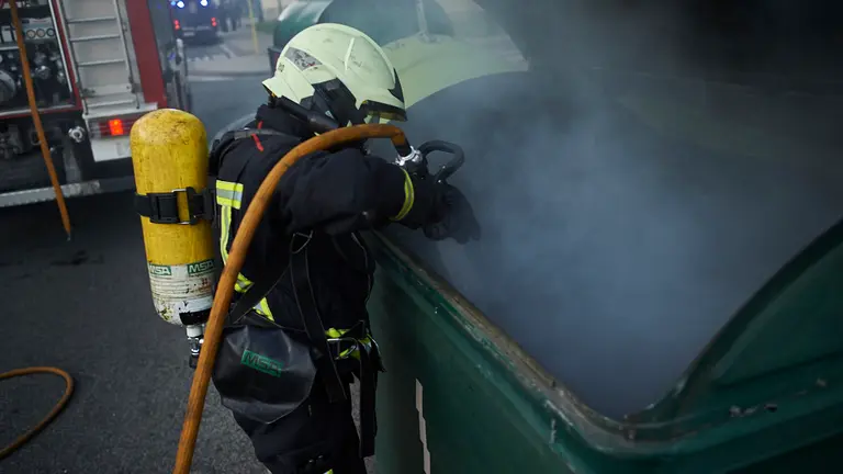 Bomberos apagan un contenedor ardiendo en la manifiestación a favor del etarra Patxi Ruíz, asesino de Tomás Caballero. PABLO LASAOSA