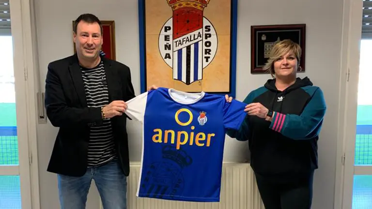 Unai Jáuregui con la presidenta de la Peña Sport de Tafalla. @PenaSportFC