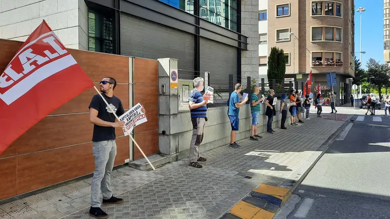 Concentración de LAB en el exterior de la sede de la CEN.  LAB