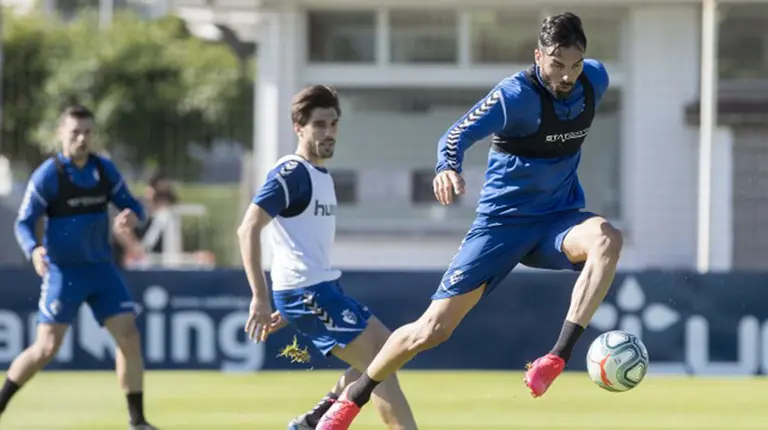 Enric Gallego controla el balón ante Nacho Vidal. CA Osasuna.