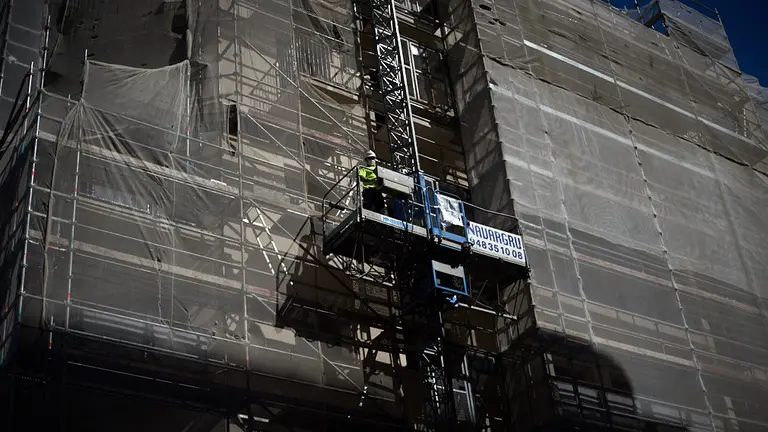 Obrero de la construcción durante la crisis del coronavirus. MIGUEL OSÉS