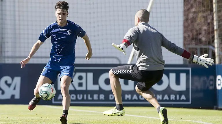 Javi Martínez ante Rubén Martínez en Tajonar. CA Osasuna.