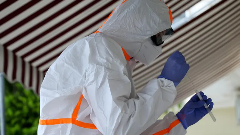 19 May 2020, Athens: A medical worker wears a protective suit conducts a coronavirus (COVID-19) test at an elderly home. Photo: Aristidis Vafeiadakis/ZUMA Wire/dpa
ONLY FOR USE IN SPAIN

19 May 2020, Athens: A medical worker wears a protective suit conducts a coronavirus (COVID-19) test at an elderly home. Photo: Aristidis Vafeiadakis/ZUMA Wire/dpa

19/5/2020 ONLY FOR USE IN SPAIN