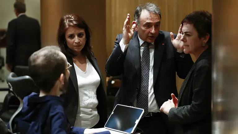 La portavoz socialista, Adriana Lastra (2i), conversa con el portavoz de Unidas Podemos, Pablo Echenique (i), el diputado de Unidas Podemos Enrique Santiago y la diputada de Bildu Mertxe Aizpurua este miércoles en la primera sesión de la Comisión del Congreso para la Reconstrucción Social y Económica. En Madrid (España) a 13 de mayo de 2020.

13 MAYO 2020 POLÍTICA;COVID-19;CORONAVIRUS;CRISIS;PANDEMIA;ENFERMEDAD;CONGRESO

13/5/2020