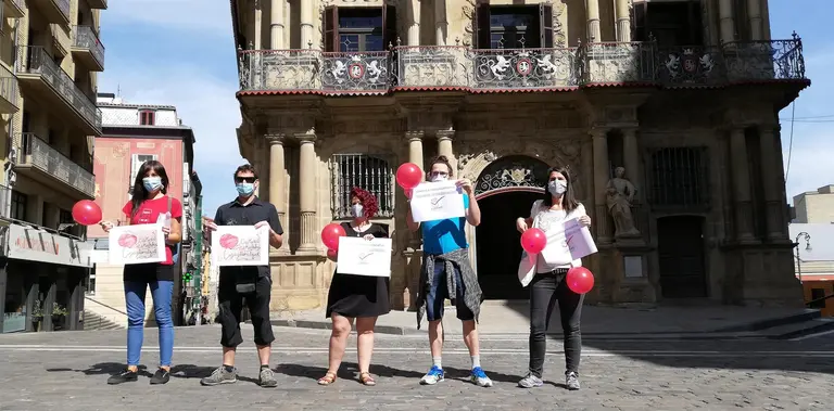 Concentración de Euskalgintza y la asociación de padres en favor de las escuelas infantiles en euskera - EUROPA PRESS