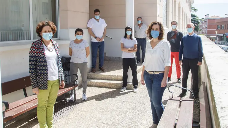 La consejera de Derechos Sociales, Carmen Maeztu, con responsables y personal que ha atendido la residencia en el momento de la clausura. GOBIERNO DE NAVARRA