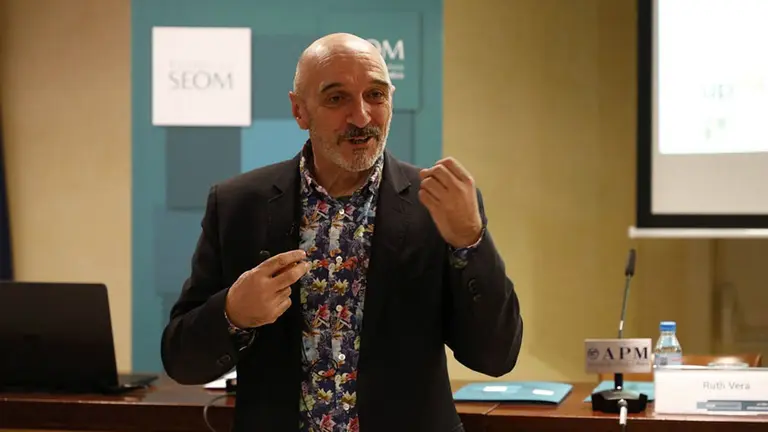 Humberto Bustince en una sesión sobre tratamiento personalizado en oncología impartida en Madrid - UPNA