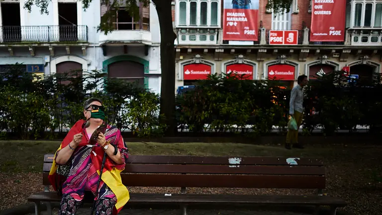 Decenas de personas se manifiestan en el Paseo Sarasate de Pamplona frente a la sede del PSN. PABLO LASAOSA