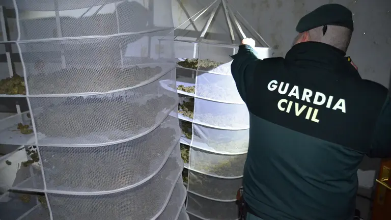 Un agente de la Guardia Civil en la nave de Berrioplano. GUARDIA CIVIL