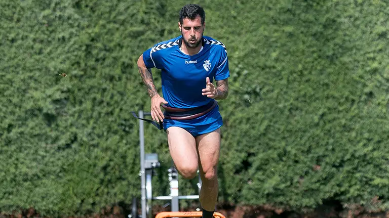 El centrocampista Fran Mérida en un ejercico de fuerza en Tajonar. CA Osasuna.