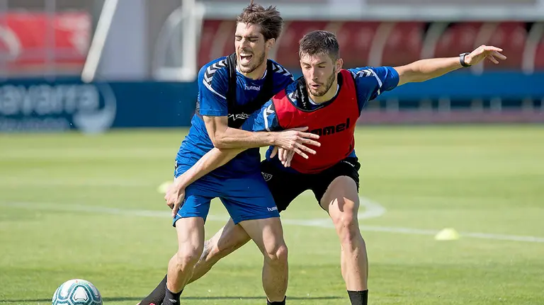Nacho Vidal y David García en pugna por el balón. CA Osasuna.