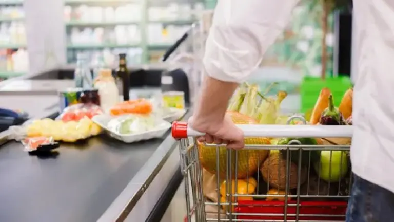 Una persona haciendo la compra en un supermercado. ARCHIVO