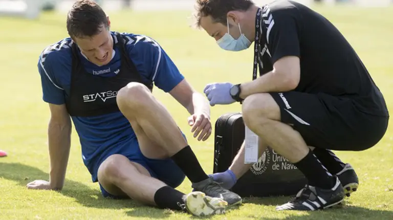 Jorge Herrando es atendido de su lesión en Tajonar. CA Osasuna.