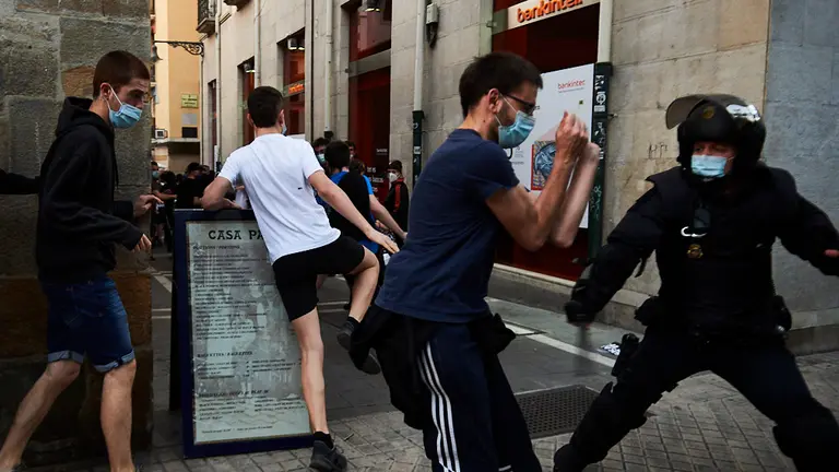 Pequeños disturbios en las protestas a favor del etarra Patxi Ruíz. PABLO LASAOSA