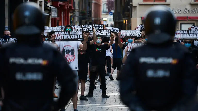 Personas se manifiestan a favor del etarra Patxi Ruíz, asesino de Tomás Caballero. PABLO LASAOSA