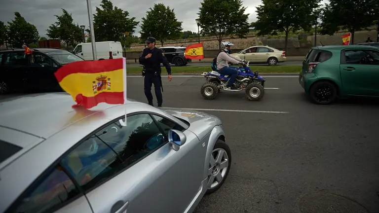 Manifestación de VOX en coche por las calles de Pamplona. MIGUEL OSÉS