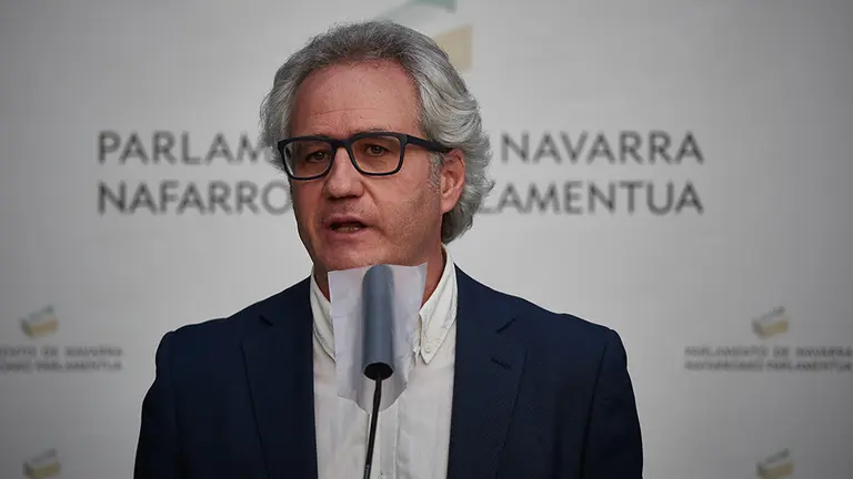 El portavoz de Ciudadanos en Navarra, Carlos Pérez-Nievas, interviene en rueda de prensa en el Parlamento de Navarra donde se ha rechazado, con los votos en contra de PSN, Geroa Bai, EH Bildu, Podemos e I-E, una moción de Navarra Suma por la que se instaba al Gobierno foral a que remitiera a la Cámara el "instrumento normativo" que considerara "más oportuno" para modificar la ley de Presupuestos Generales de Navarra, en una jornada marcada por la apertura a los medios de comunicación de manera presencial por primera vez durante el estado de alarma por la crisis sanitaria del Covid-19. En Pamplona, Navarra, (España), a 21 de mayo de 2020.

21 MAYO 2020;CHIVITE;PARLAMENTO NAVARRA;MOCION DE CENSURA;MEDIOS DE COMUNICACION;ESTADO DE ALARMA

21/5/2020