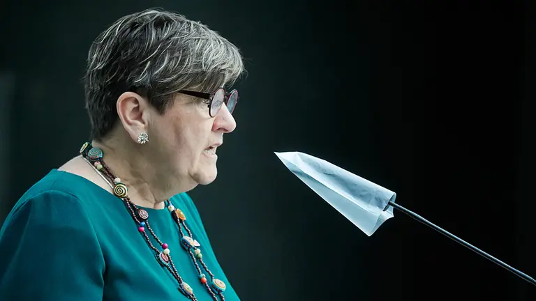 La portavoz de Izquierda-Ezkerra, Marisa de Simón, interviene en la rueda de prensa en el Parlamento de Navarra donde se ha rechazado, con los votos en contra de PSN, Geroa Bai, EH Bildu, Podemos e I-E, una moción de Navarra Suma por la que se instaba al Gobierno foral a que remitiera a la Cámara el "instrumento normativo" que considerara "más oportuno" para modificar la ley de Presupuestos Generales de Navarra, en una jornada marcada por la apertura a los medios de comunicación de manera presencial por primera vez durante el estado de alarma por la crisis sanitaria del Covid-19. En Pamplona, Navarra, (España), a 21 de mayo de 2020.

21 MAYO 2020;CHIVITE;PARLAMENTO NAVARRA;MOCION DE CENSURA;MEDIOS DE COMUNICACION;ESTADO DE ALARMA

21/5/2020